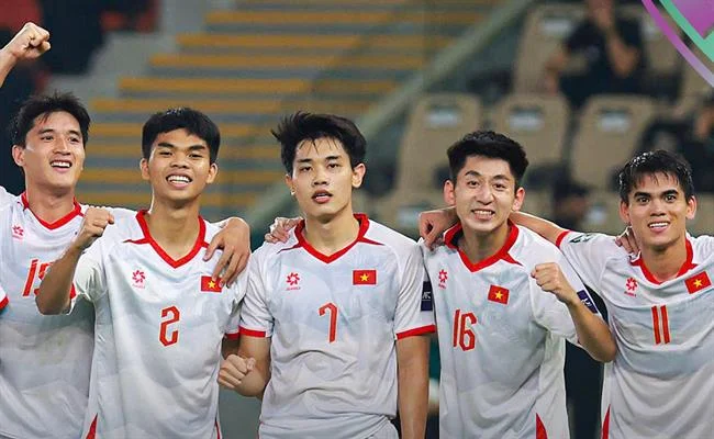 Cầu thủ bóng rổ đang thực hiện cú úp rổ ngoạn mục, thể hiện sự hấp dẫn của cá cược bóng rổ